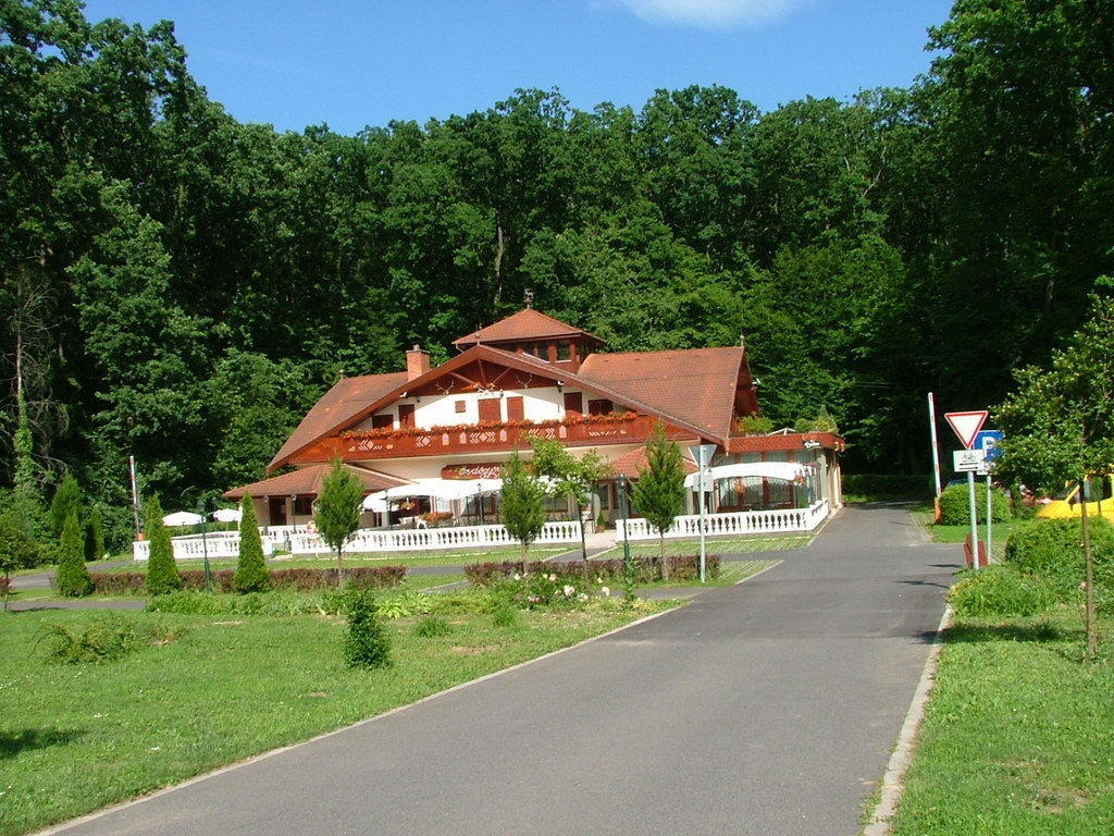 Erdogyongye Etterem Es Panzio Hotel Zalaegerszeg Exterior photo